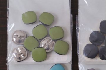 アンティーク雑貨　ビンテージ　マットな質感が魅力のスクエアのボタンセット