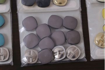 アンティーク雑貨　ビンテージ　マットな質感が魅力のスクエアのボタンセット