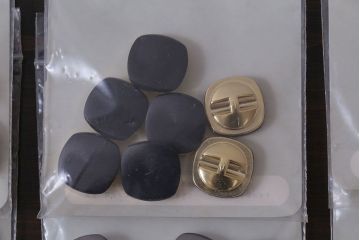 アンティーク雑貨　ビンテージ　マットな質感が魅力のスクエアのボタンセット