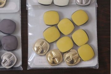 アンティーク雑貨　ビンテージ　マットな質感が魅力のスクエアのボタンセット