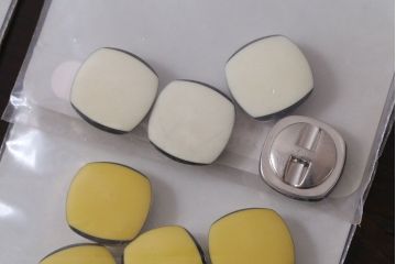 アンティーク雑貨　ビンテージ　マットな質感が魅力のスクエアのボタンセット