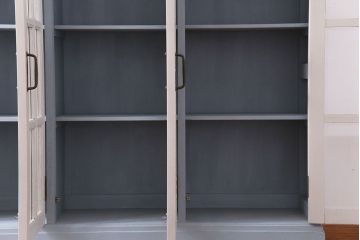 ヴィンテージ家具　ビンテージ　丸脚が愛らしいペイント収納棚(ガラスケース、ショーケース、飾り棚、キャビネット)