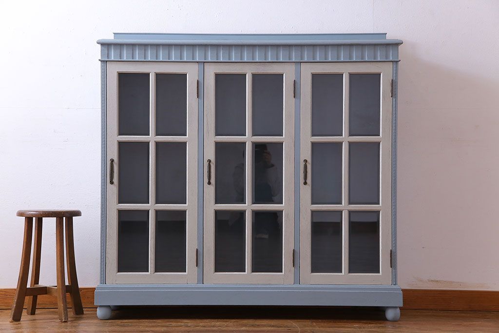 ヴィンテージ家具　ビンテージ　丸脚が愛らしいペイント収納棚(ガラスケース、ショーケース、飾り棚、キャビネット)