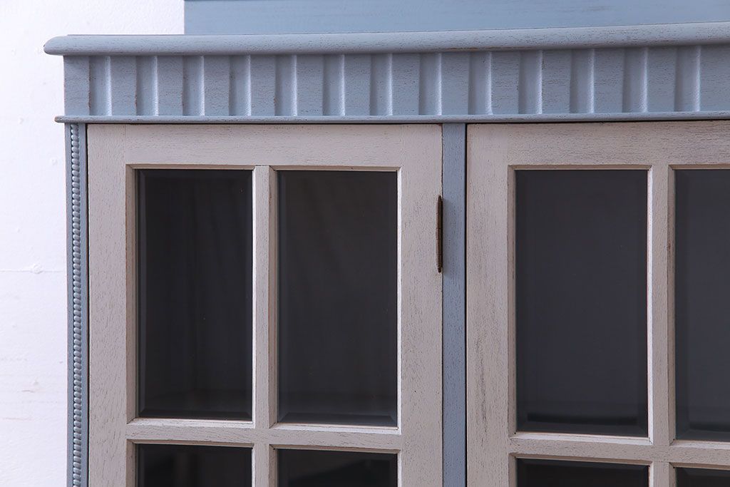 ヴィンテージ家具　ビンテージ　丸脚が愛らしいペイント収納棚(ガラスケース、ショーケース、飾り棚、キャビネット)