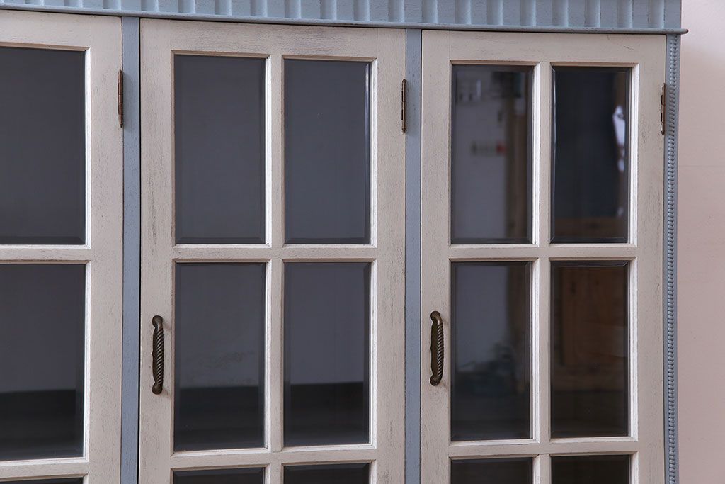 ヴィンテージ家具　ビンテージ　丸脚が愛らしいペイント収納棚(ガラスケース、ショーケース、飾り棚、キャビネット)