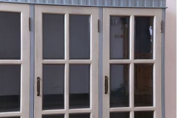 ヴィンテージ家具　ビンテージ　丸脚が愛らしいペイント収納棚(ガラスケース、ショーケース、飾り棚、キャビネット)