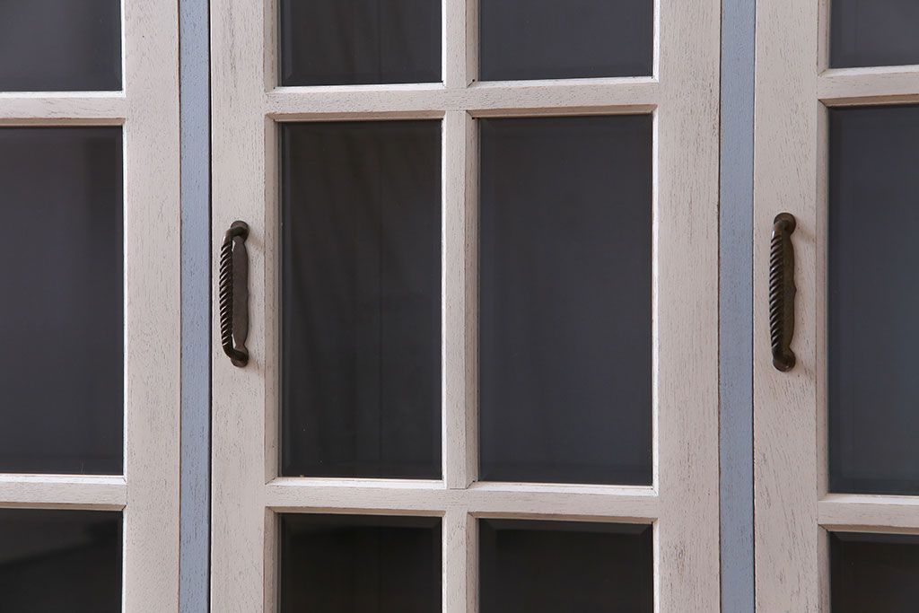 ヴィンテージ家具　ビンテージ　丸脚が愛らしいペイント収納棚(ガラスケース、ショーケース、飾り棚、キャビネット)