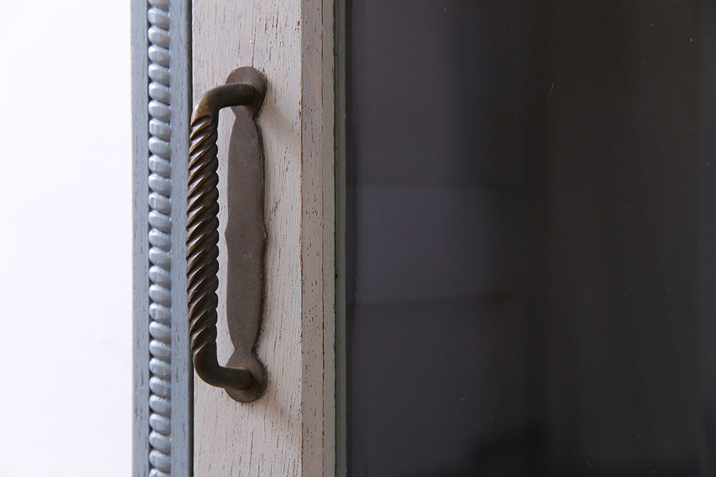 ヴィンテージ家具　ビンテージ　丸脚が愛らしいペイント収納棚(ガラスケース、ショーケース、飾り棚、キャビネット)