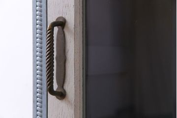 ヴィンテージ家具　ビンテージ　丸脚が愛らしいペイント収納棚(ガラスケース、ショーケース、飾り棚、キャビネット)