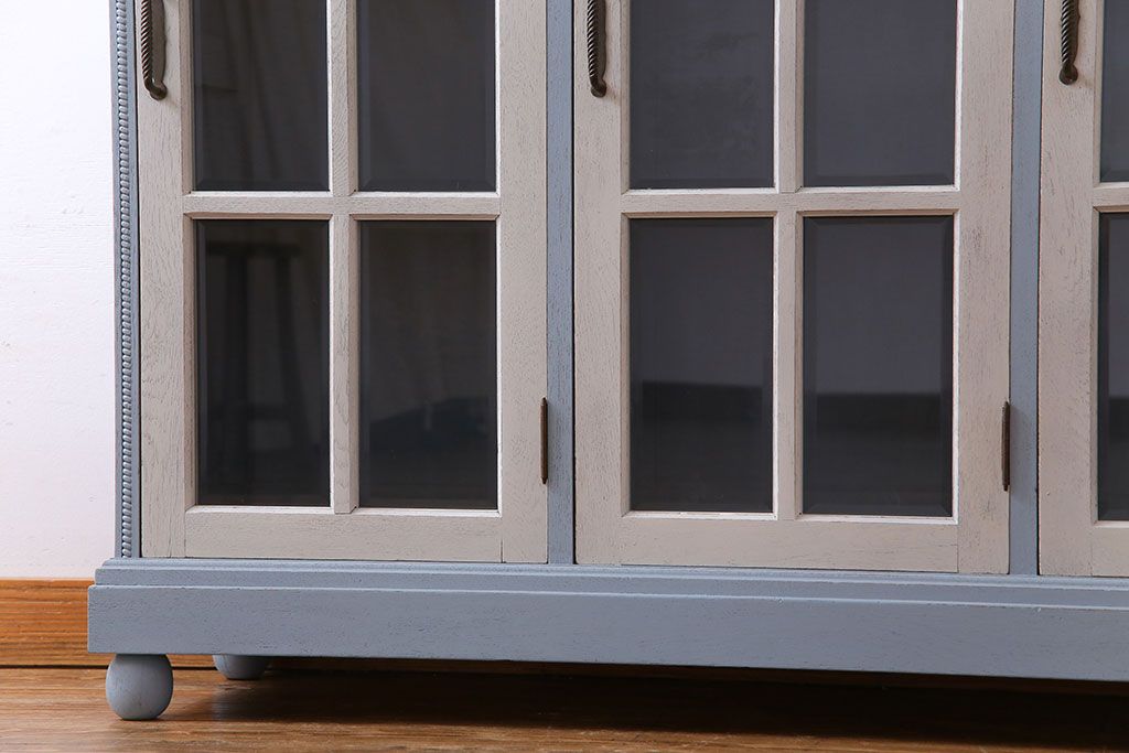 ヴィンテージ家具　ビンテージ　丸脚が愛らしいペイント収納棚(ガラスケース、ショーケース、飾り棚、キャビネット)