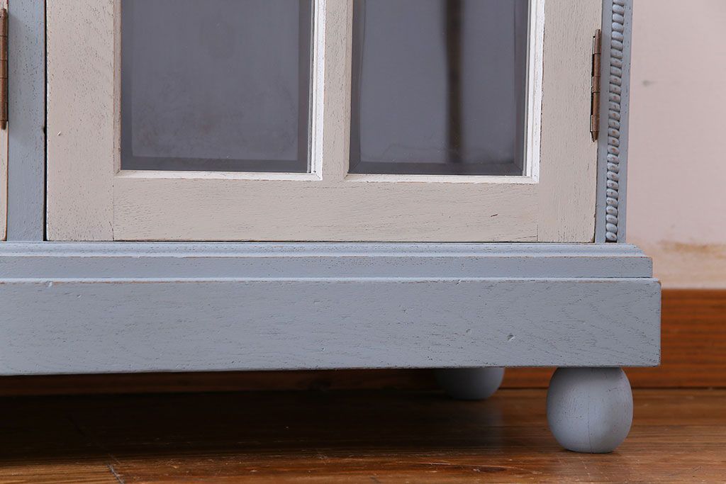 ヴィンテージ家具　ビンテージ　丸脚が愛らしいペイント収納棚(ガラスケース、ショーケース、飾り棚、キャビネット)