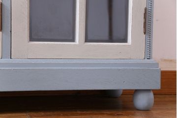 ヴィンテージ家具　ビンテージ　丸脚が愛らしいペイント収納棚(ガラスケース、ショーケース、飾り棚、キャビネット)