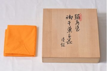 輪島塗　箱付　松ぼっくり　沈金蒔絵　上品な干菓子器(漆器、和食器)2枚セット