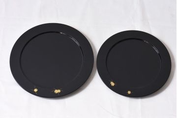 輪島塗　箱付　松ぼっくり　沈金蒔絵　上品な干菓子器(漆器、和食器)2枚セット