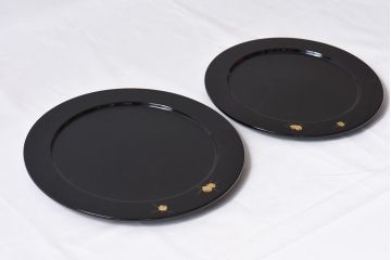 輪島塗　箱付　松ぼっくり　沈金蒔絵　上品な干菓子器(漆器、和食器)2枚セット