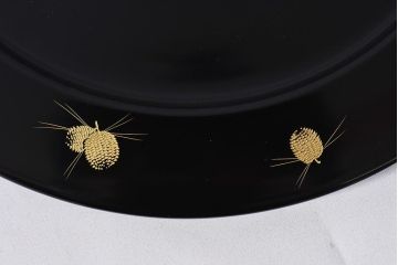 輪島塗　箱付　松ぼっくり　沈金蒔絵　上品な干菓子器(漆器、和食器)2枚セット