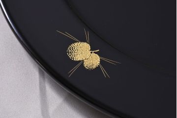 輪島塗　箱付　松ぼっくり　沈金蒔絵　上品な干菓子器(漆器、和食器)2枚セット