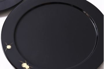 輪島塗　箱付　松ぼっくり　沈金蒔絵　上品な干菓子器(漆器、和食器)2枚セット
