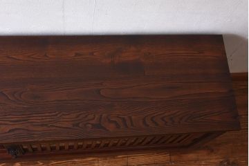 アンティーク家具　和製アンティーク　前面欅材　格子が美しい水屋箪笥ローボード(リビングボード、テレビ台、キャビネット、収納棚)