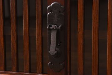 アンティーク家具　和製アンティーク　前面欅材　格子が美しい水屋箪笥ローボード(リビングボード、テレビ台、キャビネット、収納棚)