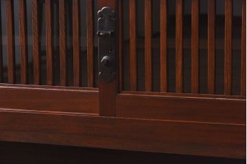 アンティーク家具　和製アンティーク　前面欅材　格子が美しい水屋箪笥ローボード(リビングボード、テレビ台、キャビネット、収納棚)