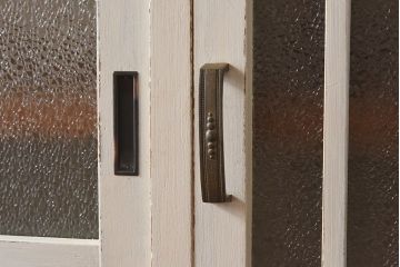 レトロ家具　昭和レトロ　引き出せる作業台付き!アンティークペイントの食器棚(カップボード、収納棚)