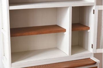 レトロ家具　昭和レトロ　引き出せる作業台付き!アンティークペイントの食器棚(カップボード、収納棚)