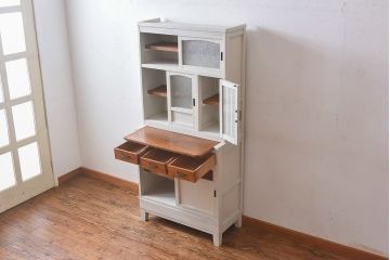 レトロ家具　昭和レトロ　引き出せる作業台付き!アンティークペイントの食器棚(カップボード、収納棚)