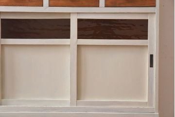 レトロ家具　昭和レトロ　引き出せる作業台付き!アンティークペイントの食器棚(カップボード、収納棚)