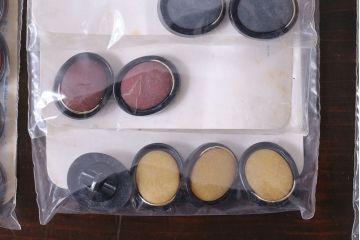 アンティーク雑貨　ビンテージ　楕円の黒枠が個性的なボタンセット