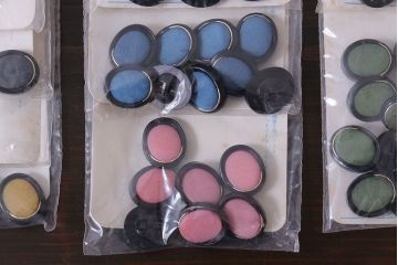 アンティーク雑貨　ビンテージ　楕円の黒枠が個性的なボタンセット