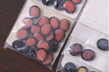 アンティーク雑貨　ビンテージ　楕円の黒枠が個性的なボタンセット