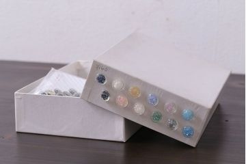 アンティーク雑貨　ビンテージ　キラキラのラメがかわいらしいボタンセット