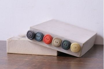 アンティーク雑貨　ビンテージ　素朴な色味のスクエアボタンセット