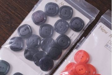 アンティーク雑貨　ビンテージ　素朴な色味のスクエアボタンセット