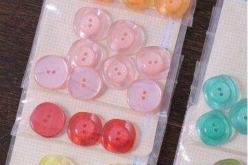 アンティーク雑貨　ビンテージ ポップなカラーが魅力のボタンセット