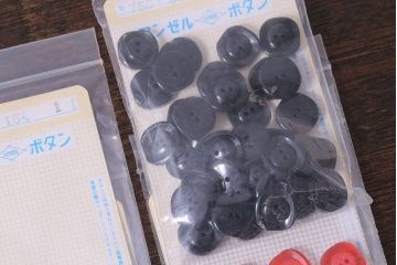 アンティーク雑貨　ビンテージ ポップなカラーが魅力のボタンセット