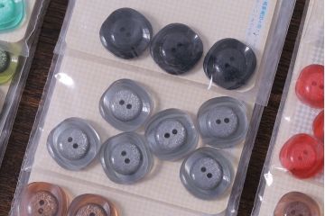 アンティーク雑貨　ビンテージ ポップなカラーが魅力のボタンセット