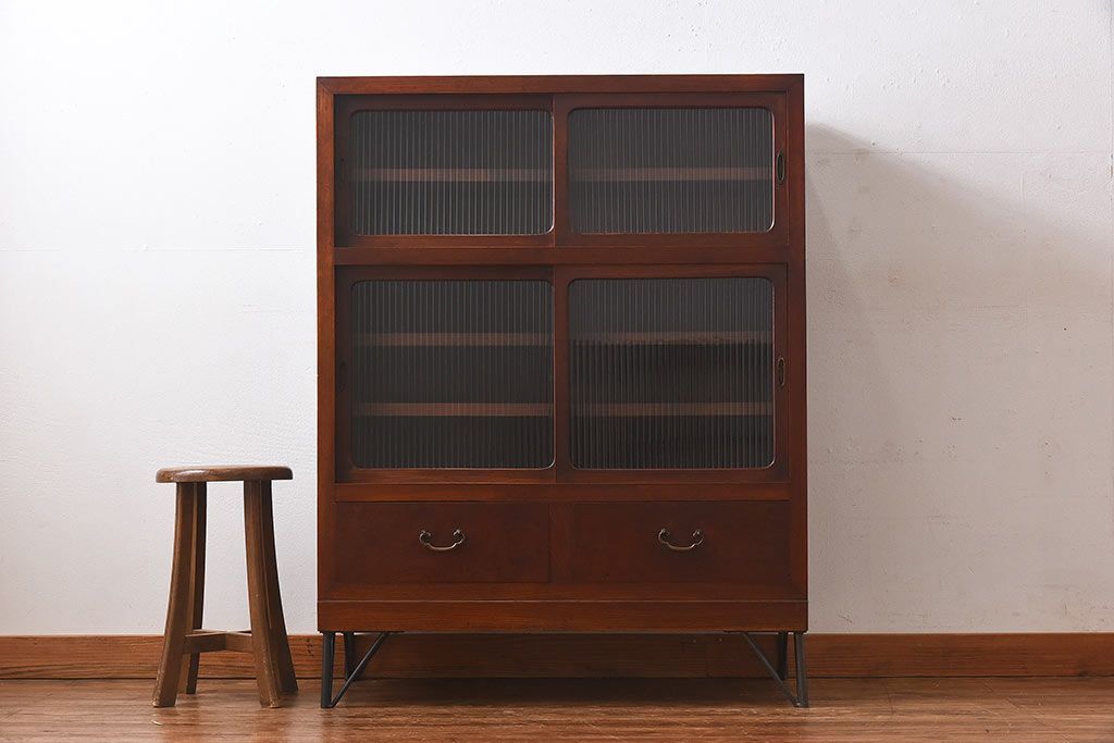 レトロ家具　和製アンティーク　前面ケヤキ材　人気のモールガラスが入ったレトロな収納棚(戸棚、本箱、ブックケース)