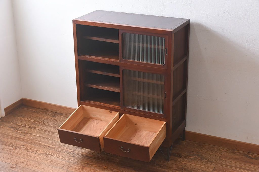 レトロ家具　和製アンティーク　前面ケヤキ材　人気のモールガラスが入ったレトロな収納棚(戸棚、本箱、ブックケース)