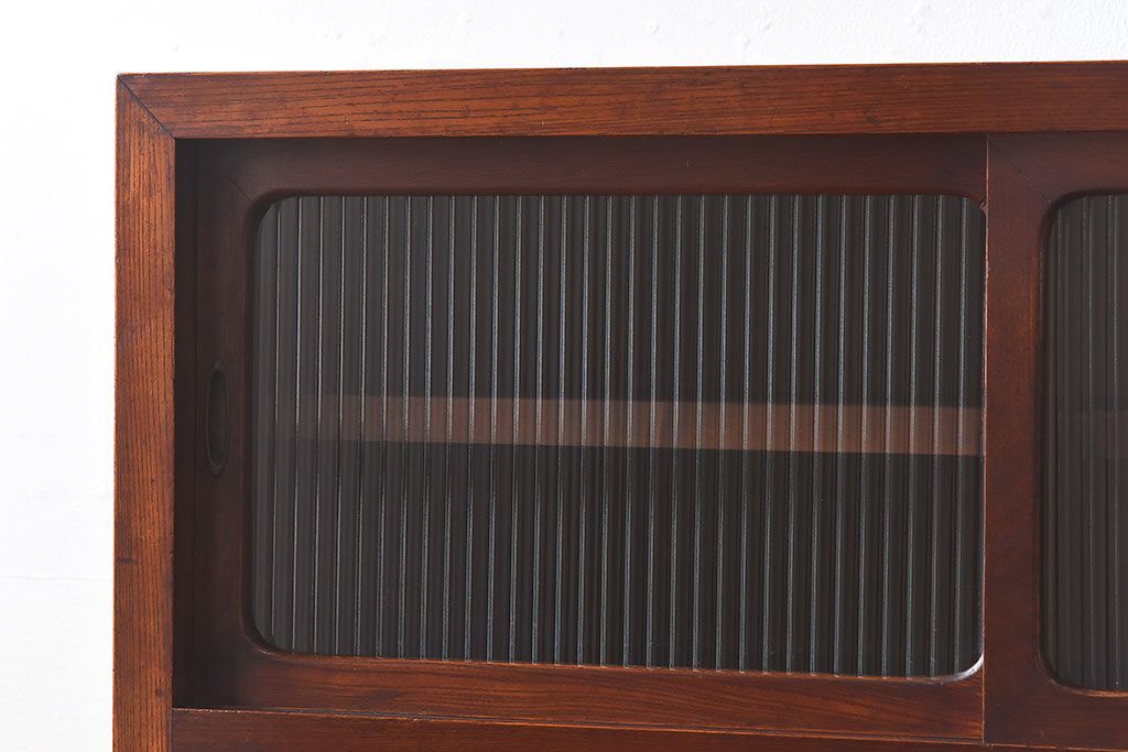 レトロ家具　和製アンティーク　前面ケヤキ材　人気のモールガラスが入ったレトロな収納棚(戸棚、本箱、ブックケース)