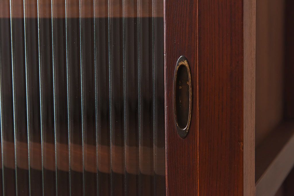 レトロ家具　和製アンティーク　前面ケヤキ材　人気のモールガラスが入ったレトロな収納棚(戸棚、本箱、ブックケース)