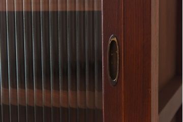 レトロ家具　和製アンティーク　前面ケヤキ材　人気のモールガラスが入ったレトロな収納棚(戸棚、本箱、ブックケース)