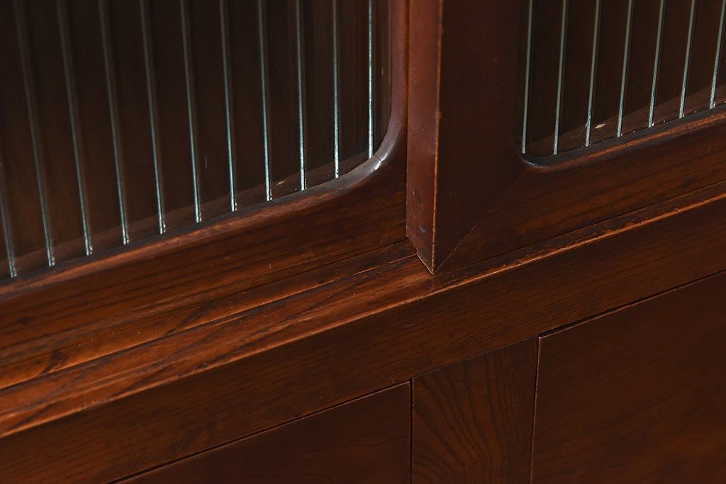 レトロ家具　和製アンティーク　前面ケヤキ材　人気のモールガラスが入ったレトロな収納棚(戸棚、本箱、ブックケース)