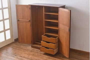 アンティーク家具　イギリスアンティーク　落ち着いた色味のオーク材が魅力のワードローブ(キャビネット、収納棚、戸棚)