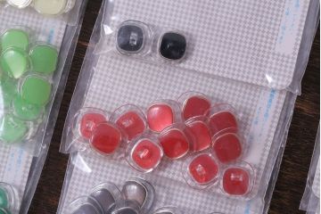 アンティーク雑貨　透明感のあるカラーが魅力のビンテージボタンセット(1)
