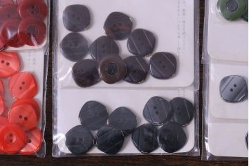 アンティーク雑貨　ビンテージ　ゴージャスな色合いのボタンセット