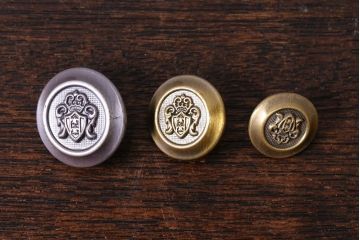 アンティーク雑貨　ビンテージ　エンブレムのようなデザインのボタンセット