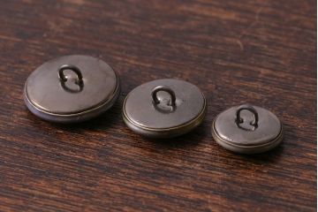 アンティーク雑貨　ビンテージ　エンブレムのようなデザインのボタンセット