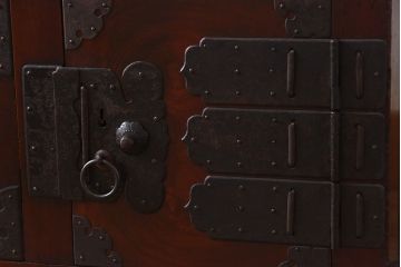 アンティーク家具　和製アンティーク　明治期　前面ケヤキ材使用　縦桟引き戸収納箪笥(水屋箪笥、重ね水屋、戸棚)